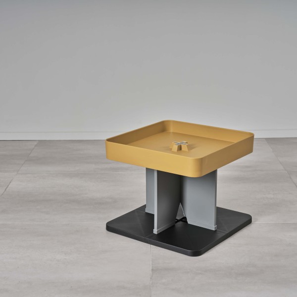 Kunststofftisch mit gelber Platte und schwarzem Boden