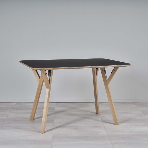 Holztisch mit schwarzer Tischplatte für das Esszimmer