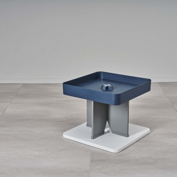 Kunststofftisch mit dunkelblauer Platte und weißem Boden