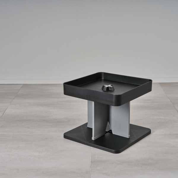 Kunststofftisch mit schwarzen Platten und grauem Verbinder