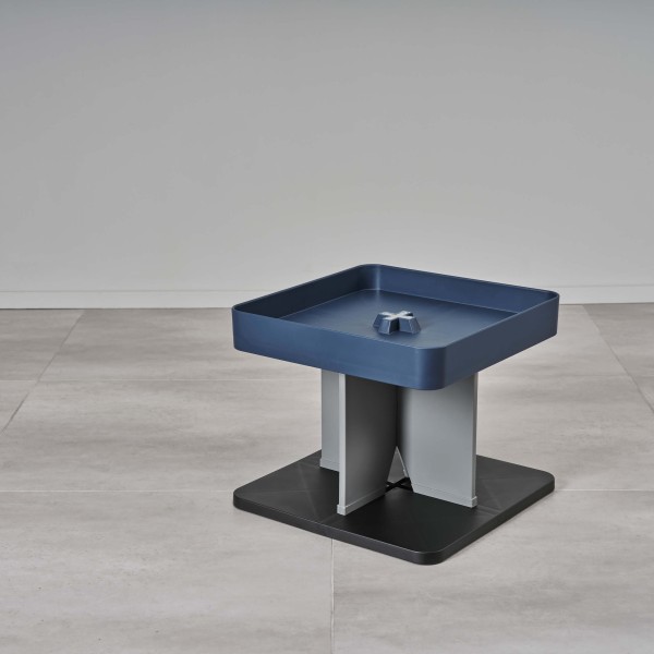 Kunststofftisch mit dunkelblauer Platte und schwarzem Boden