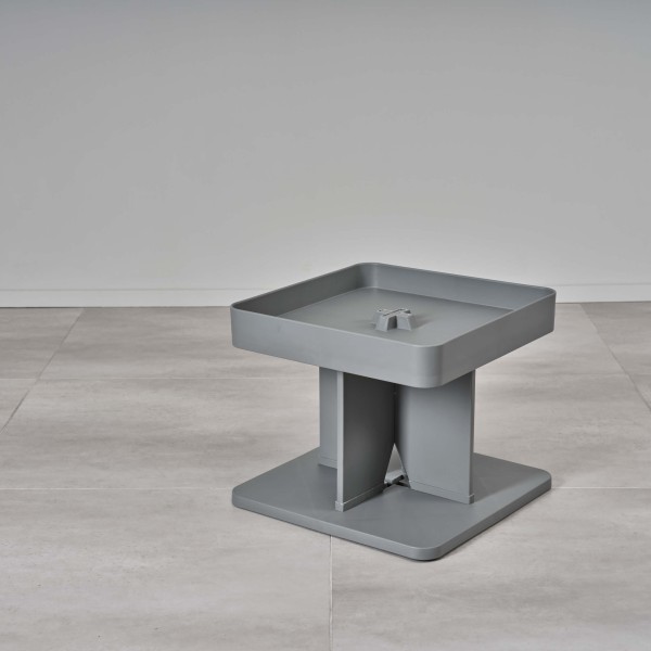 Kleiner, grauer Tisch aus Kunststoff