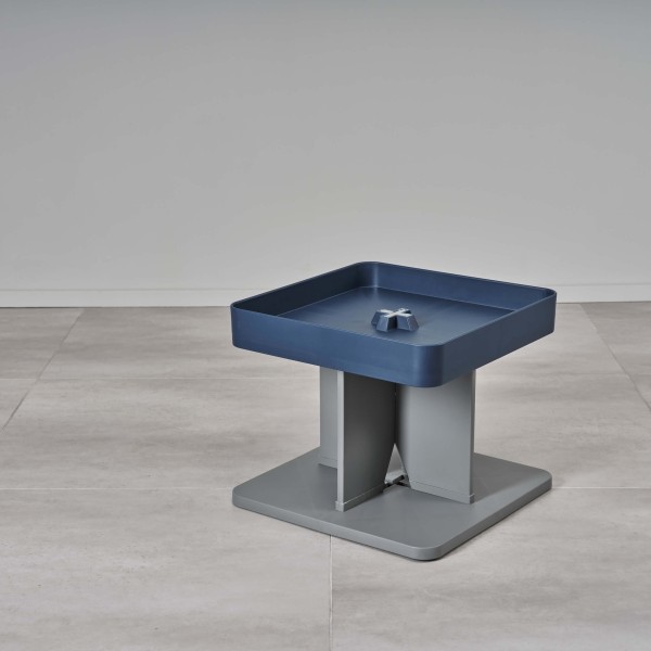 Kunststofftisch mit dunkelblauer Platte und grauem Fuß